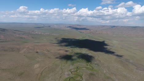 Luftdrohne-Schoss-Den-Schatten-Einer-Wolke-In-Der-Endlosen-Landschaft-Der-Mongolei
